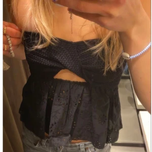Slutsåld zara topp💓💓 - Säljer en super eftertraktad zara volang topp, säljer då den blivit för liten 💓❤️
