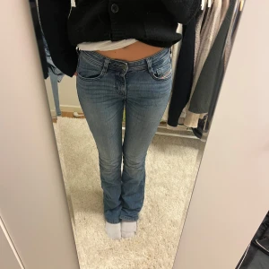 Blå jeans från Diesel - Snygga blå jeans från Diesel med bootcut-stil. De är lågmidjade och i jätte bra skick 