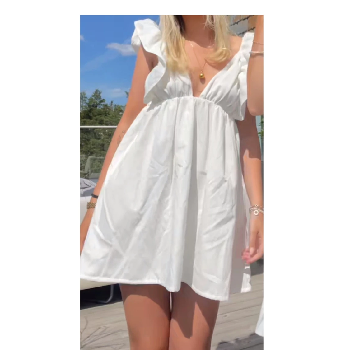 Vit klänning med volangdetaljer - 2