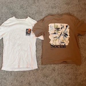 Två t-shirts från Jack & Jones - Säljer två t-shirts från Jack & Jones. Den ena är vit med ett blommigt tryck och texten 'Rewind'. Den andra är brun med ett blommigt motiv och texten 'Social' på ryggen. Perfekta för en avslappnad stil och till våren/sommaren! 70 kr styck eller 100 för båda! 