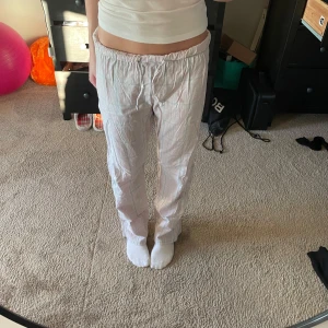 Rutiga pyjamasbyxor från Gina Tricot - Säljer ett par bekväma byxor från Gina Tricot i ljusrosa med ett diskret rutmönster. Byxorna har en elastisk midja för extra komfort. Perfekta för att ha en mjuk outfit! andvänd några gånger. Pris går att diskutera!💕