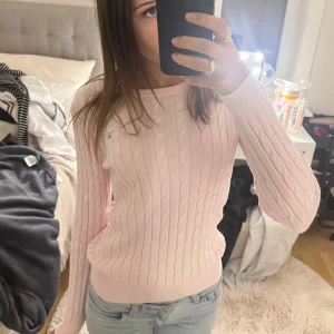 Kabelstickad Gant tröja  - Så fin ljusrosa kabelstickad tröja från Gant💞💞 Endast använd ett fåtal gånger, i mycket fint skick. Nypris ca 1600kr