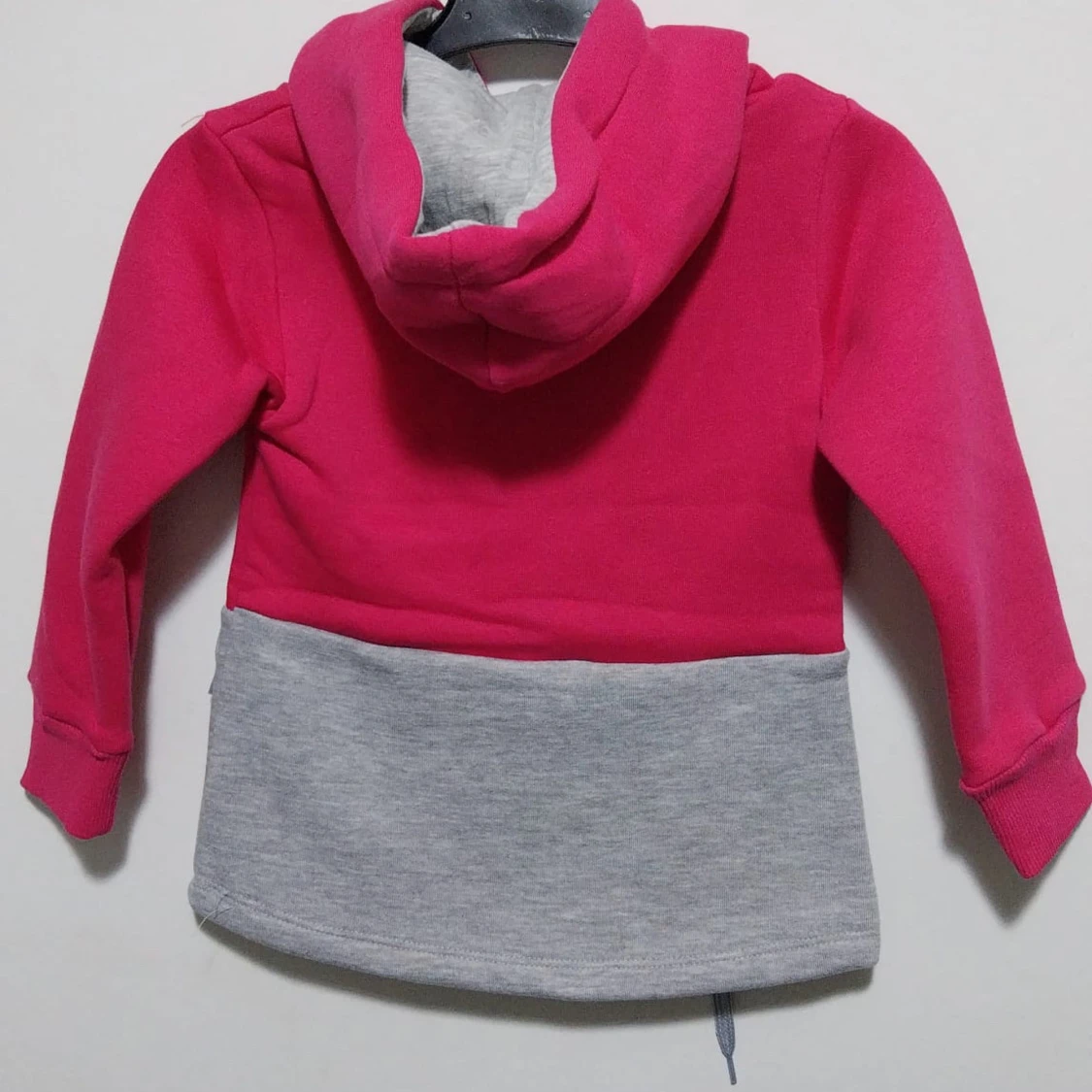 Rosa och grå hoodie med kaninmotiv - 1