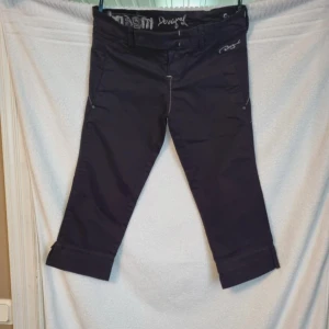 Svarta byxor - Svarta 3/4 byxor i storlek 36 från Desigual. Fint skick.