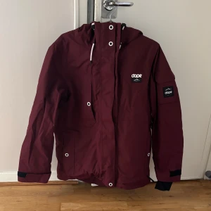 Helt nytt! Vinröd jacka från Dope - storlek L - Säljer en vinröd jacka från Dope med huva och dragkedja. Jackan har långa ärmar och flera praktiska fickor. Perfekt för kyligare väder med sin stilrena design och funktionella detaljer. Söljs den för ångrar mig.  Den är ny och hel 