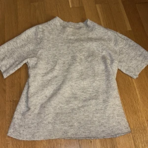 Grå stickad T-shirt  - jätte fin grå stikad T-shirt som inte kommer till andvädning längre💞💞