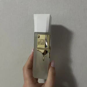 Parfym från Justin Bieber - Säljer en elegant parfym från Justin Bieber med en stilren design. Flaskan är rektangulär med en vit kork och en guldig detalj som ser ut som rinnande metall. Doften har toppnoter av päron, passionsfrukt och bergamott, mellannoter av fresia, heliotrop och kaprifol, samt basnoter av aprikos, amber, vit mysk och sandelträ.