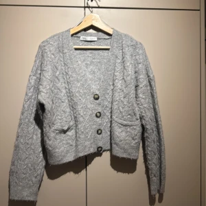 Grå kofta från Zara - Mysig grå kofta från Zara med knappar framtill. Skriv för mer frågor