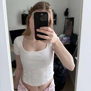 Vit t-shirt - Aldrig använd