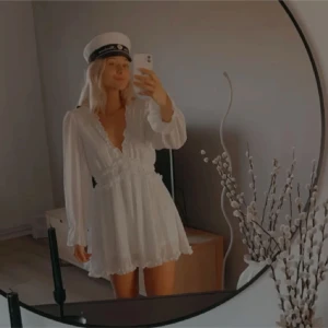 Studentklänning  - Jättesöt studentklänning med öppen rygg. Endast använd 1 gång så den är i väldigt bra skick!