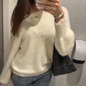 Stickad tröja  - Mysig vit tröja med fluffig textur och långa ärmar. Perfekt för kyliga dagar. Från vila i storlek xs men skulle säga mer s. Den är vit beige💕 hör gärna av er vid frågar pris går att diskutera 