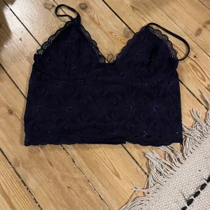 spetslinne från Bik Bok - Spetslinne från bikbok som är mörkblått. Ser mörkare ut på bilden än i verkligheten.