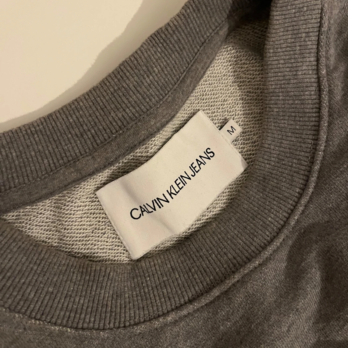 Grå sweatshirt från Calvin Klein Jeans - 2
