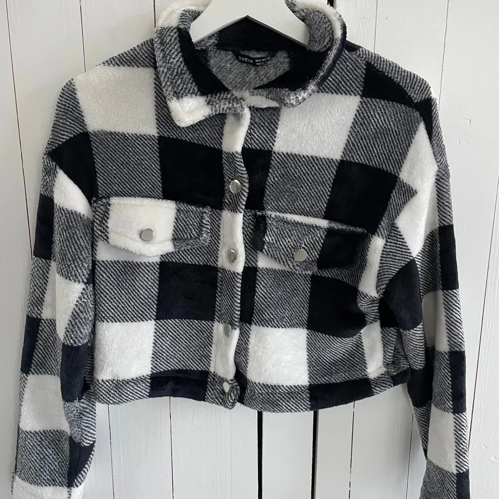 Säljer en snygg svartvit rutig jacka från Shein. Jackan är croppad med knappar framtill och har två bröstfickor med knappar. Perfekt för en enkel men uppkläd stil. Takit.