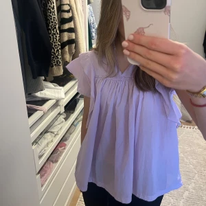 Lila  blus från Meet Me There💜 - Säljer en super  söt och somrig ljuslila blus från Meet Me There. Aldrig kommit till användning för mig, alltså nytt skick💘🌼💐☀️ storleken är S/M med det är då ”tonårs” storlek!