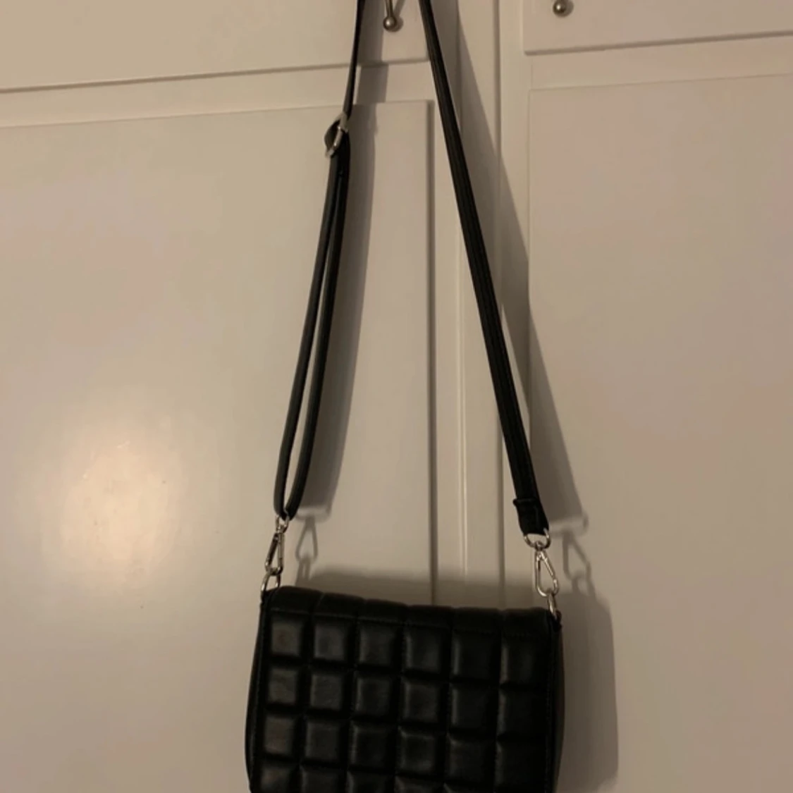 Svart axelväska