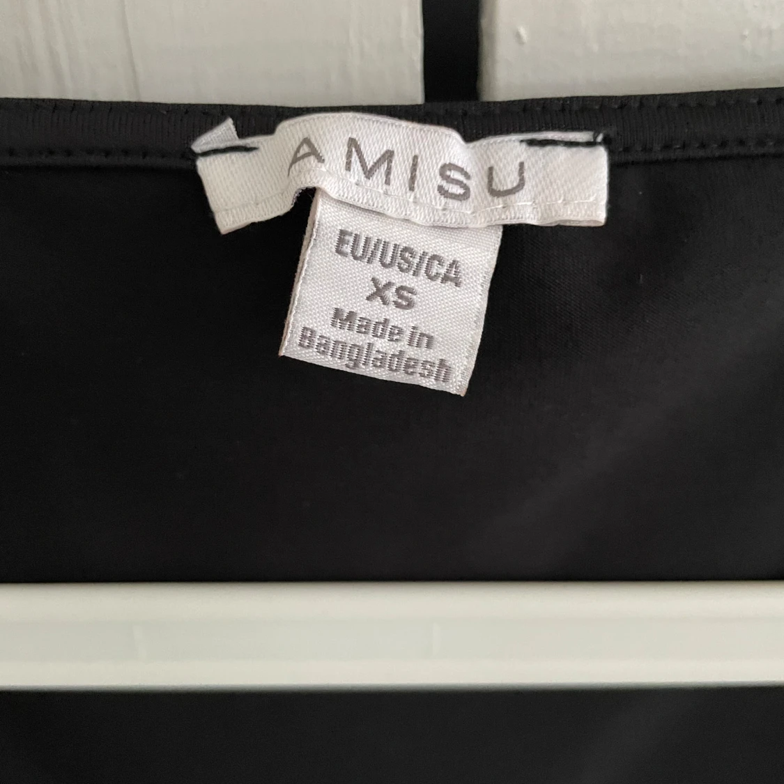 Svart topp från Amisu med prickiga ärmar - 2