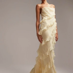 Gul klänning ASOS - Superfin gul klänning från ASOS, helt oanvänd så i toppskick! Passar perfekt till bröllop eller bal💕💕 storlek 40 men kan även passa 38 💕Helt slutsåld på hemsidan och nypris 1069kr 🥰