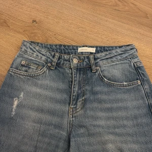Blå jeans från Perfect Jeans (Gina tricot) - Mid waist bootcut jeans ifrån Gina tricot, super sköna men dock blivit för små för mig tyvärr. Använd 5-6 ggr. En extremt fin färg oxå.