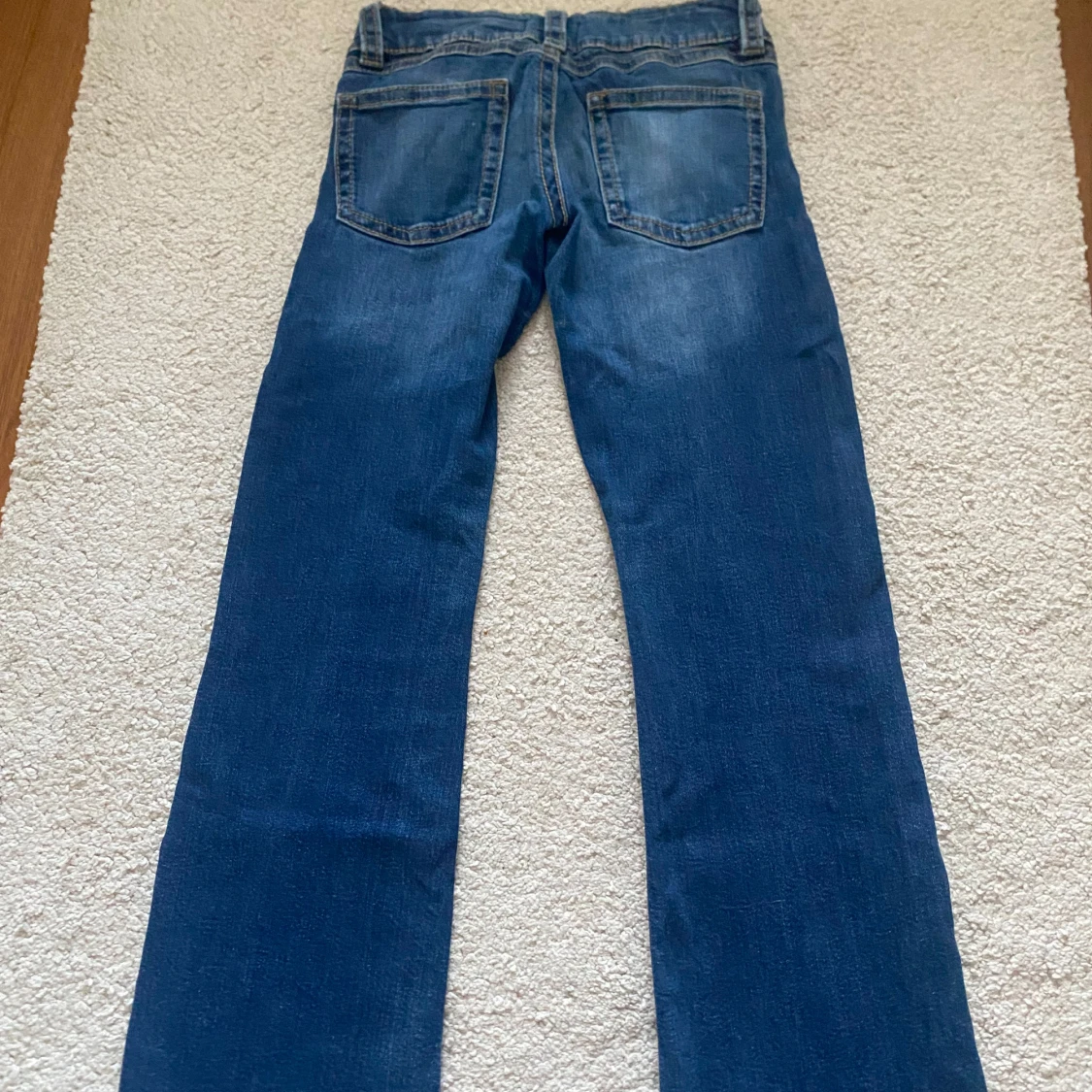 Blå lågmidjade bootcut jeans från Gina Tricot - 1