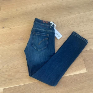 Dondup jeans George storlek 30.  - Säljer ett par helt nya Dondup jeans George (slim fit) i storlek 30. 🔴Nypris: 3700kr 🟢Vårt pris: 1099 kr. Hör av er för funderingar!