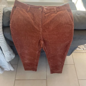 Bruna manchesterbyxor från Barbour - Snygga bruna manchesterbyxor från Barbour med klassisk design. Byxorna har en dragkedja och knapp framtill samt fickor både fram och bak. Perfekta för en stilren look.