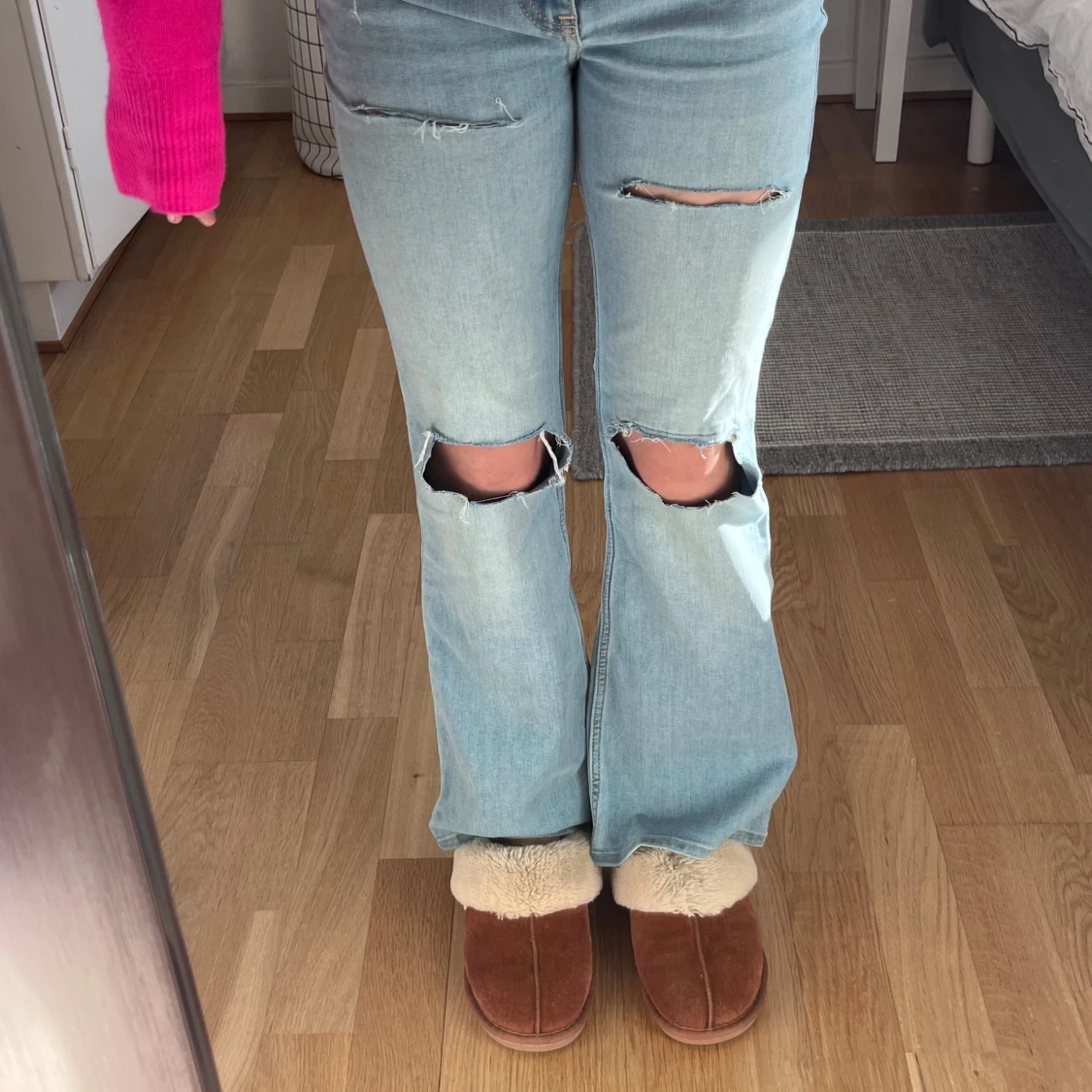 Ljusa jeans med slitningar - 3