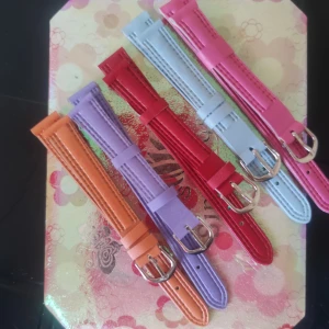 klockarmband i olika färger - Säljer flera helt oanvända klockarmband i flera färger. Armbanden har en klassiska och passar de flesta standardklockor. 20 kr/st