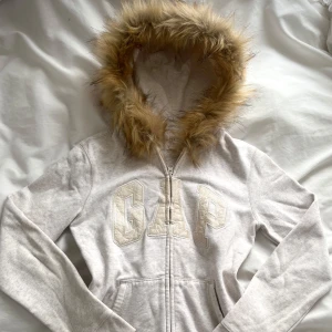 gap fur zip up - handsydd därav FAST pris. OBSERVERA att koftan är i barn storlek, men sitter som en XS med ärmar som kan upplevas som korta. luvan är också liten. 💝endast handtvätt då tvättmaskkin + torktumlare förstör fuskpälsen <3