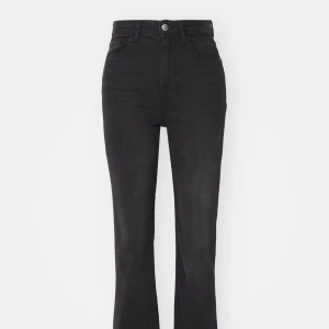 högmidjade svarta jeans med slits  - oanvända för stora!