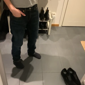 Levis 511 W28 - Helt nya och oanvända Levi’s jeans i modellen 511 Slim Fit. Storlek W28 L30, med smal passform, normal midja och avsmalnande ben för en modern look. Färgen är mörkblå, vilket gör dem lätta att matcha till både vardags- och festkläder. Perfekta för dig som gillar en stilren och bekväm jeansmodell.  Kontakta vid frågor/intresse😊