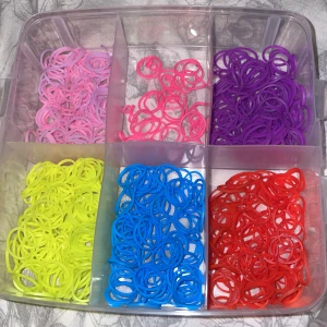 GÖR PERSONLIGA ARMBAND OCH CHOKERS!!🥰 - Färg väljer ni själva😊 1kr per berlock❤️Går självklart att mixa färger 😜