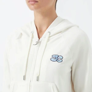 Vit hoodie från Juicy Couture - Säljer en vit hoodie från Juicy Couture med dragkedja och huva. Den har ett blått JC-märke på bröstet och ett stort Juicy-tryck på ryggen. Koftan är Limited edition och säljs inte mer!