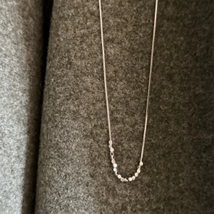 Silverhalsband med pärlor - Elegant silverhalsband med små pärlor som ger en stilren och tidlös look. Perfekt för att lägga till en subtil glans till din outfit.