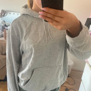 Grå hoodie  - Hoodie köpt förra året från hm för runt 200kr något sådant. I strlk S. Använd, men inga skador eller defekter alls så i fint skick❤️