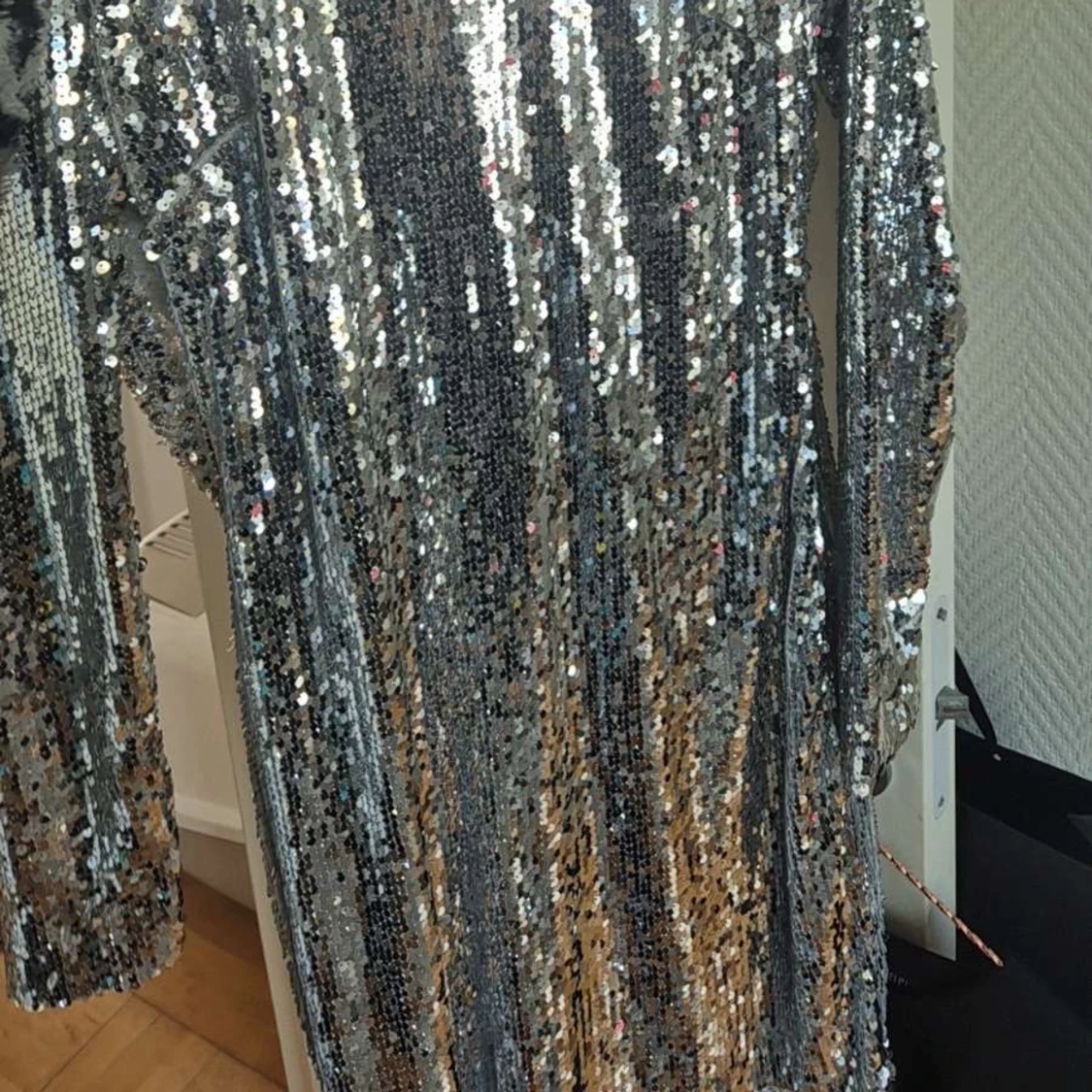 Glittrig silverklänning - 1