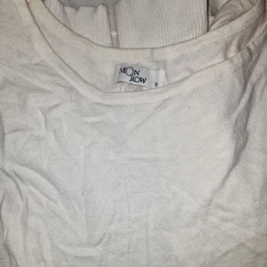 Vit långärmad tröja från Moon Row - Tröjan har en knytning i ryggen och spetsdetaljer som ger en romantisk touch. Perfekt för en stilren och avslappnad look. 🕊️ Garderobsrensning så kika gärna på övriga auktioner.