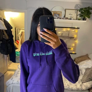 Lila hoodie från H&M - Säljer en cool lila hoodie från H&M med tryck på både framsidan och baksidan.⭐️