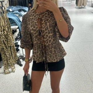 Leopardmönstrad blus med knytning - Trendig leopardmönstrad blus med knytning, använt 1 gång💛🤎