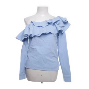 Ljusblå offshoulder blus från H&M - Ljusblå offshoulder blus från H&M, köpte på sellpy men den har inte kommit till användning 