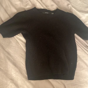 Svart stickad tröja från Vero Moda - Säljer denna svarta stickade tröja som inte kommer till användning. Lite nopprig men syns knappt, annars i bra skick 