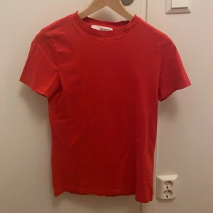 Röd t-shirt från Nelly  - En röd nästan helt oanvänd T-shirt från Nelly 💞den här inga som helst defekter vad jag kan se och är väldigt fin och i ett skönt material!