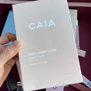 That Dewy Look Sheet Mask från CAIA - Säljer en förpackning med 'That Dewy Look' sheet mask från CAIA, perfekt för normal hud. Innehåller niacinamid och tranexamsyra för en återfuktad och strålande hy. Förpackningen innehåller 5 masker. Ej öppnad.