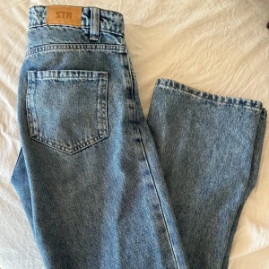 Jeans från Stradivarius - Raka Jeans från stradivarius i stl 32. Använda några fåtal gånger
