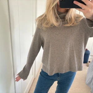 Kashmir polotröja - Sjukt fin och väldigt efterfrågad tröja i 100% kashmir från märket Damille💕 sparsamt använd och mycket bra kvalitet! 