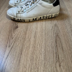 Vita sneakers från Karl Lagerfeld - Snygga vita sneakers från Karl Lagerfeld.