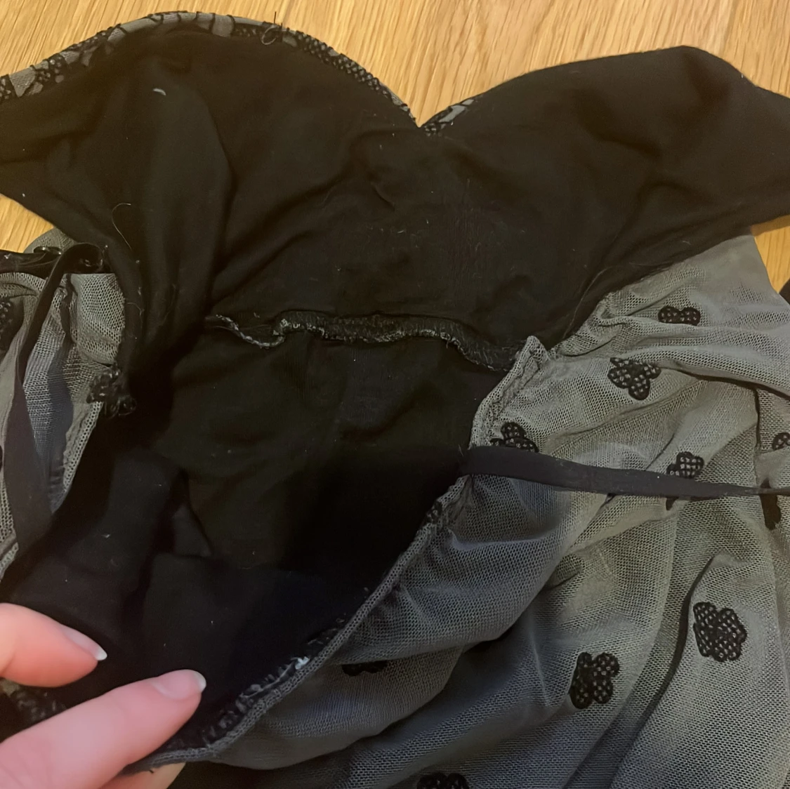 Svart och grå topp med spetsdetaljerstorlek XS - 4