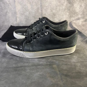 Lanvin toecap sneaker - Fint skick, endast lite creasing och högra skosnöret är lite slitet annars är mockan i fint skick | size uk 9 passar 43/44 | fraktar spårbart inom 24 timmar med PostNord och instabox | inget og medföljer |