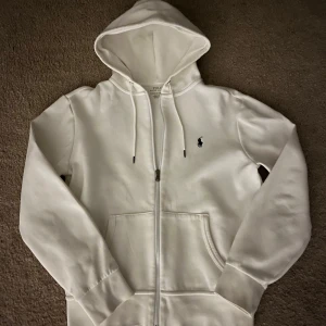 Vit hoodie från Ralph Lauren - I princip helt ny och bara använd ett fåtal gånger. 