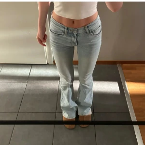 Ljusblå lågmidjade bootcut jeans - Snygga ljusblå bootcut jeans med låg midja. Från gina tricot i storlek 34, nyskick. Säljer för 200 plus frakt💓